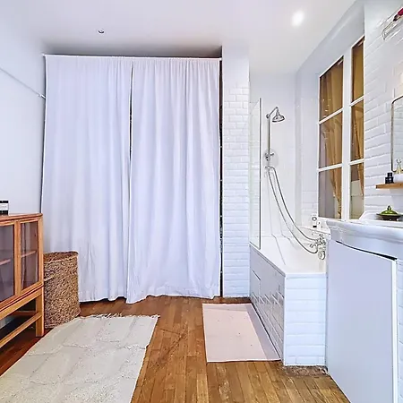 Spacious Oberkampf Near Bastille * 巴黎